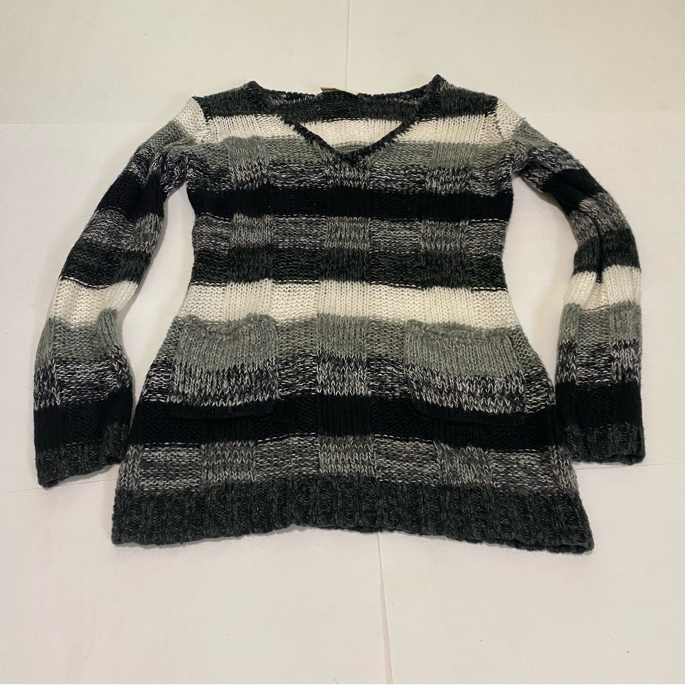 ❤️Bobbie Brooks Black and Gray V-Neck Sweater